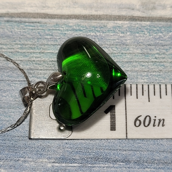 💚 Green Heart Necklace. - Picture 9 of 11